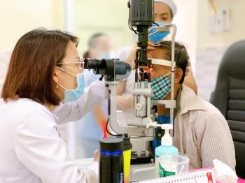 Những lý do bạn không nên cắt kính cận ở cửa hàng bán kính